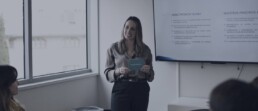 Irene Serrabassa presentando un proceso de selección a un equipo directivo